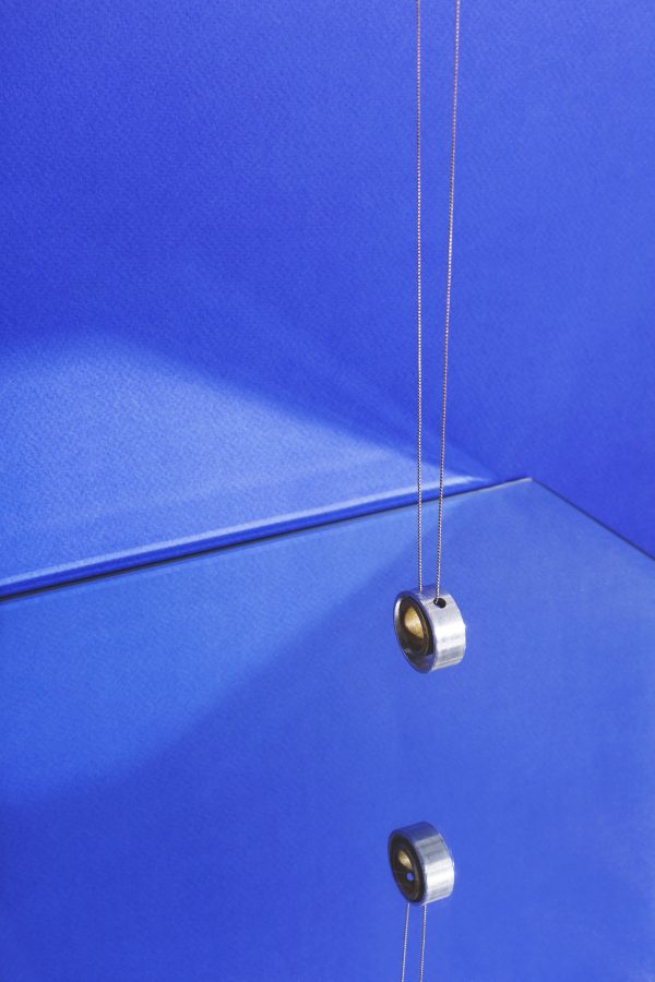 modern-jewelry-hanging-on-blue-with-reflection Κόσμημα Μοντέρνο Μπλε