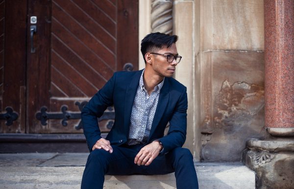 modern-man-in-suit-and-glasses Κοστούμι Μοντέρνο
