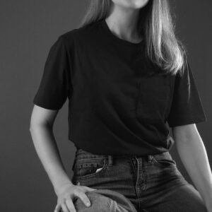 monochrome-person-sitting-down-in-black-shirt-and-blue-jeans Πουκάμισο Μαύρο 006