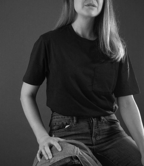 monochrome-person-sitting-down-in-black-shirt-and-blue-jeans Πουκάμισο Μαύρο 006