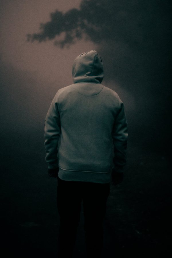 moody-image-of-a-person-in-grey-hooded-sweater Πουλόβερ Γκρι 005
