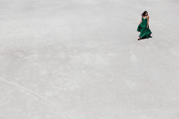 negative-space-woman-in-green-dress Φόρεμα Πράσινο 006