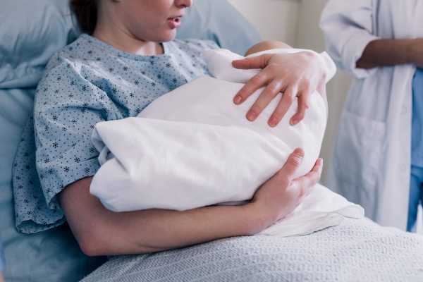 new-mother-in-hospital-gown-embraces-her-baby Μακρύ Φόρεμα 016