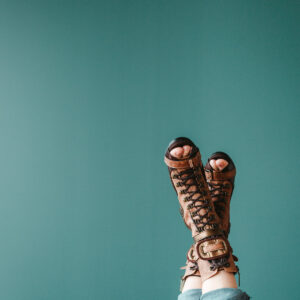 open-toe-boots-against-a-blue-background Μπότες Μπλε