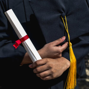 outside-holding-graduation-cap-and-diploma Καπέλο Jockey 005