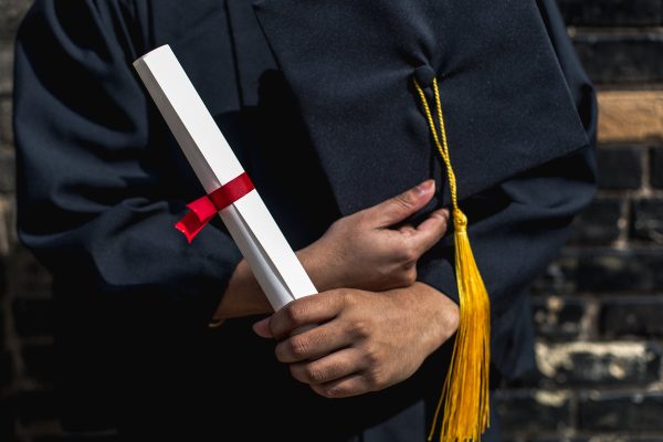 outside-holding-graduation-cap-and-diploma Καπέλο Jockey 005