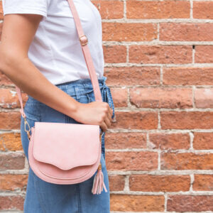 over-the-shoulder-pink-purse Τσαντάκι Ροζ 002