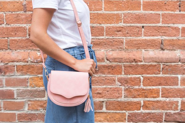 over-the-shoulder-pink-purse Τσαντάκι Ροζ 002