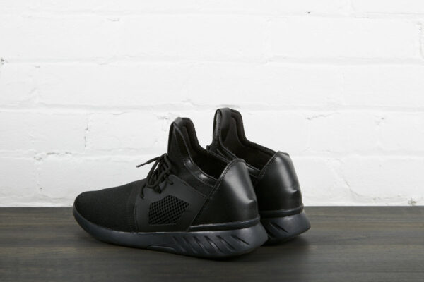 pair-of-black-sneakers-back Sneakers Μαύρο 004