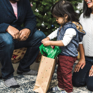 parents-watch-toddler-opening-christmas-presents Ρολόι 015