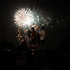 people-stand-together-and-watch-the-fireworks-overhead Ρολόι 023