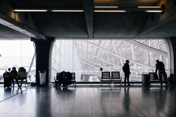 people-wait-to-travel-with-luggage-and-face-masks Βαλίτσα Ταξιδίου