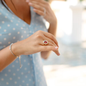 person-holds-their-hand-forward-displaying-a-diamond-ring Δαχτυλίδι 030