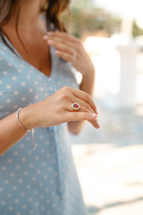 person-holds-their-hand-forward-displaying-a-diamond-ring Δαχτυλίδι 030