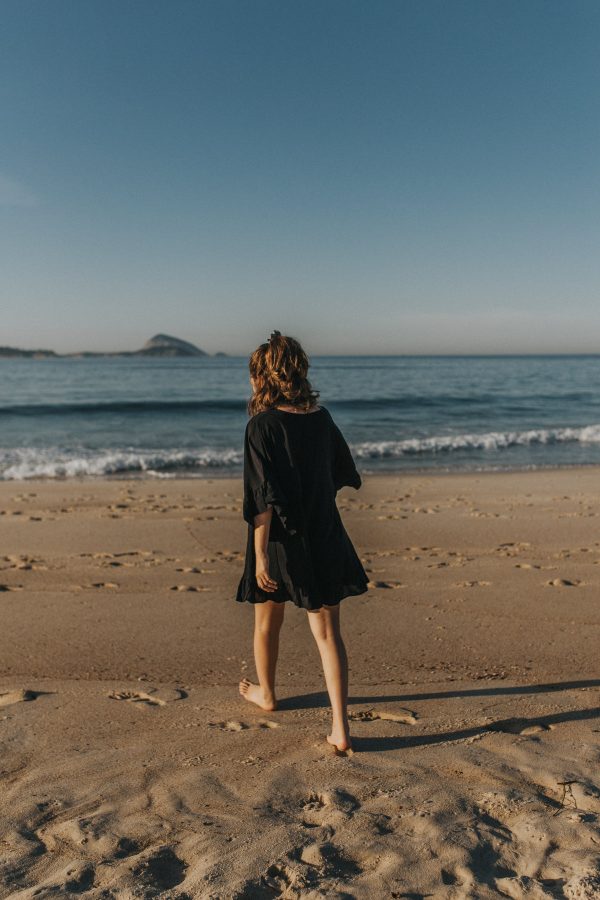 person-in-a-black-dress-walks-on-the-beach Φόρεμα Μαύρο 007