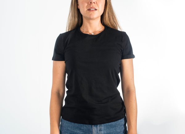 person-in-a-blank-black-shirt-stands-against-white-background Πουκάμισο Μαύρο 007