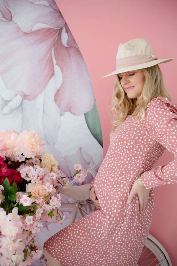 person-in-a-pink-dress-and-a-hat-holds-there-belly Φόρεμα Ροζ 002