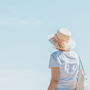 person-in-a-straw-hat-faces-toward-a-blue-sky Καπέλο Μπλε