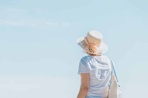person-in-a-straw-hat-faces-toward-a-blue-sky Καπέλο Μπλε