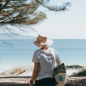 person-in-a-straw-hat-walks-on-a-bright-sandy-beach Καπέλο 027