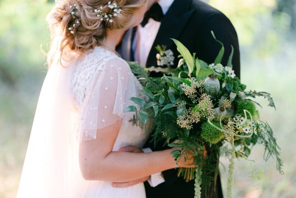 person-in-a-white-dress-holding-a-large-bouquet-of-flowers Φόρεμα Λευκό 012