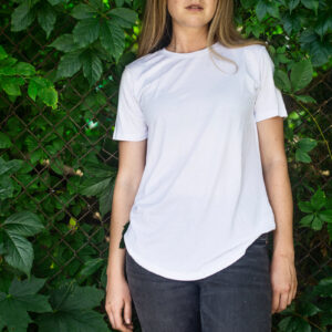 person-in-a-white-shirt-leaning-against-a-vine-covered-fence Πουκάμισο Λευκό 034