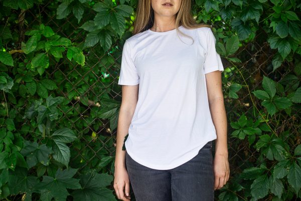 person-in-a-white-shirt-leaning-against-a-vine-covered-fence Πουκάμισο Λευκό 034