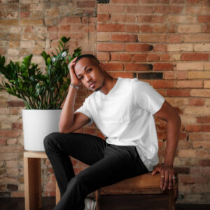 person-in-a-white-shirt-sits-in-front-of-a-brick-wall Πουκάμισο Λευκό 015