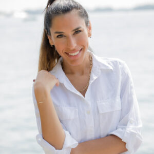 person-in-a-white-shirt-stands-by-the-water Πουκάμισο Λευκό 040