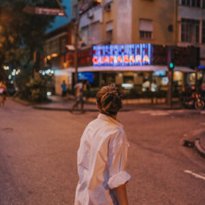 person-in-a-white-shirt-walks-across-the-street Πουκάμισο Λευκό 009