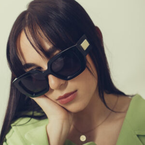 person-in-bold-black-sunglasses-with-hand-to-their-cheek Γυαλιά Ηλίου Μαύρο 005