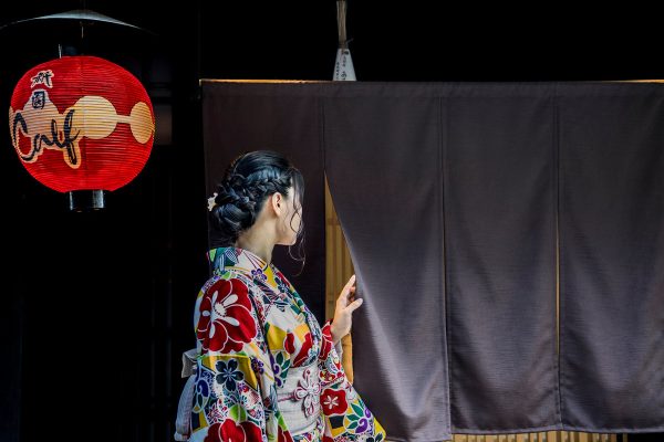 person-in-kimono-peaks-behind-a-black-curtain Κιμονό Μαύρο