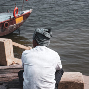 person-in-scarf-looking-out-at-water Κασκόλ 014