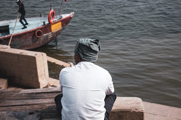 person-in-scarf-looking-out-at-water Κασκόλ 014