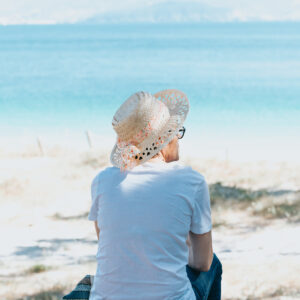 person-in-straw-hat-faces-the-water-on-a-sandy-beach Καπέλο 026