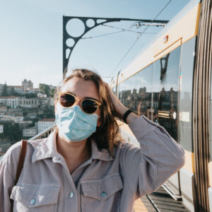 person-in-sunglasses-and-a-facemask-stands-by-a-train Γυαλιά Ηλίου 057