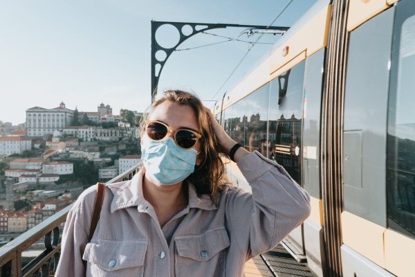 person-in-sunglasses-and-a-facemask-stands-by-a-train Γυαλιά Ηλίου 057