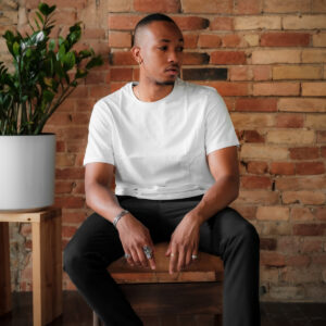 person-in-white-shirt-sits-against-a-red-brick-wall Πουκάμισο Λευκό 027