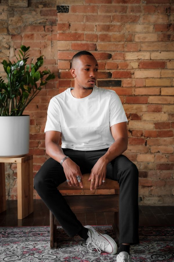 person-in-white-shirt-sits-against-a-red-brick-wall Πουκάμισο Λευκό 027