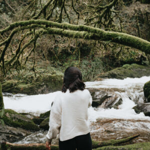 person-in-white-sweater-stands-facing-a-rushing-river Πουλόβερ Λευκό 003