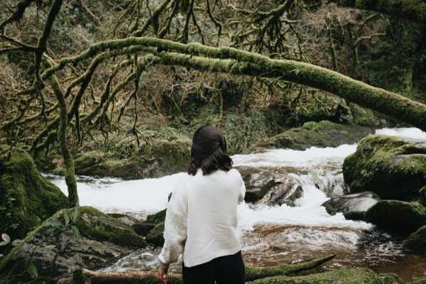 person-in-white-sweater-stands-facing-a-rushing-river Πουλόβερ Λευκό 003