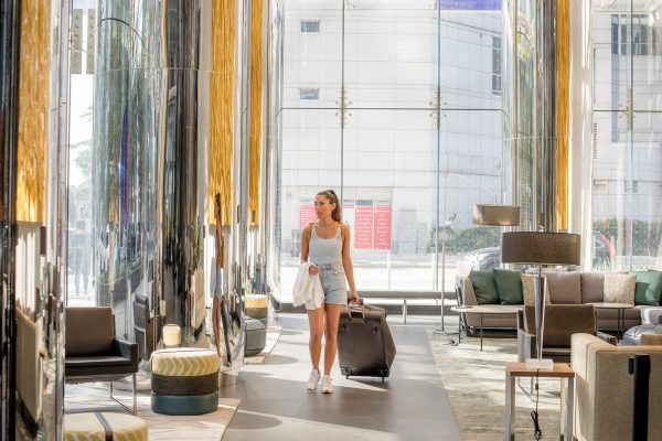 person-pulls-a-suitcase-in-a-building-with-large-windows Βαλίτσα 006