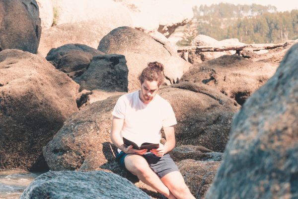 person-sits-on-rocks-and-reads-a-novel-in-white-shirt Πουκάμισο Λευκό 033
