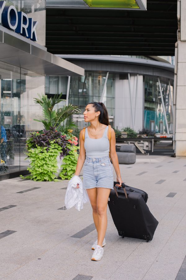 person-walking-with-a-large-suitcase Βαλίτσα 007