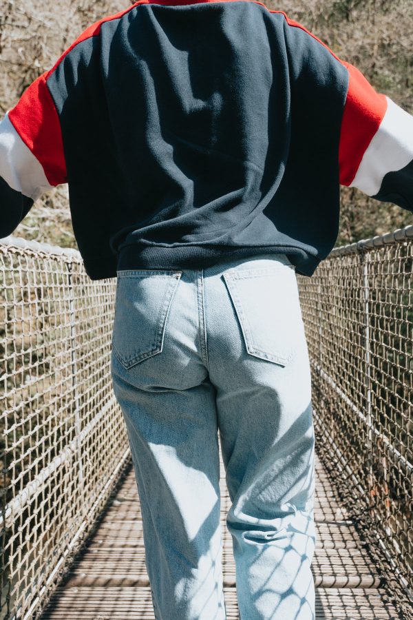 person-walks-away-in-blue-jeans-and-blue-shirt Κολάν Αθλητικό