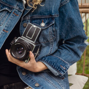 person-wearing-a-jean-jacket-and-holding-film-camera Μπουφάν