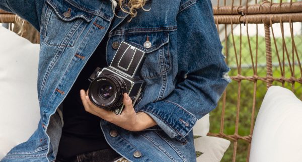 person-wearing-a-jean-jacket-and-holding-film-camera Μπουφάν