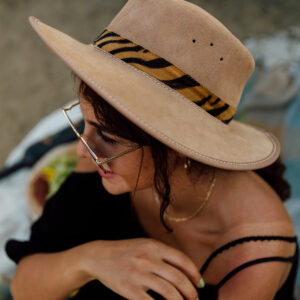 person-wearing-a-suede-hat-and-black-outfit Καπέλο Μαύρο