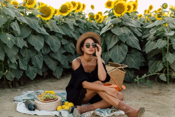 person-wearing-sunglasses-enjoys-a-picnic-by-a-sunflower-field Γυαλιά Ηλίου 038