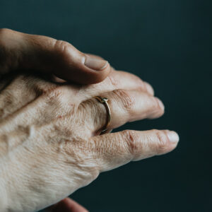 persons-hand-with-a-ring-on-it-against-blue Δαχτυλίδι Μπλε 003
